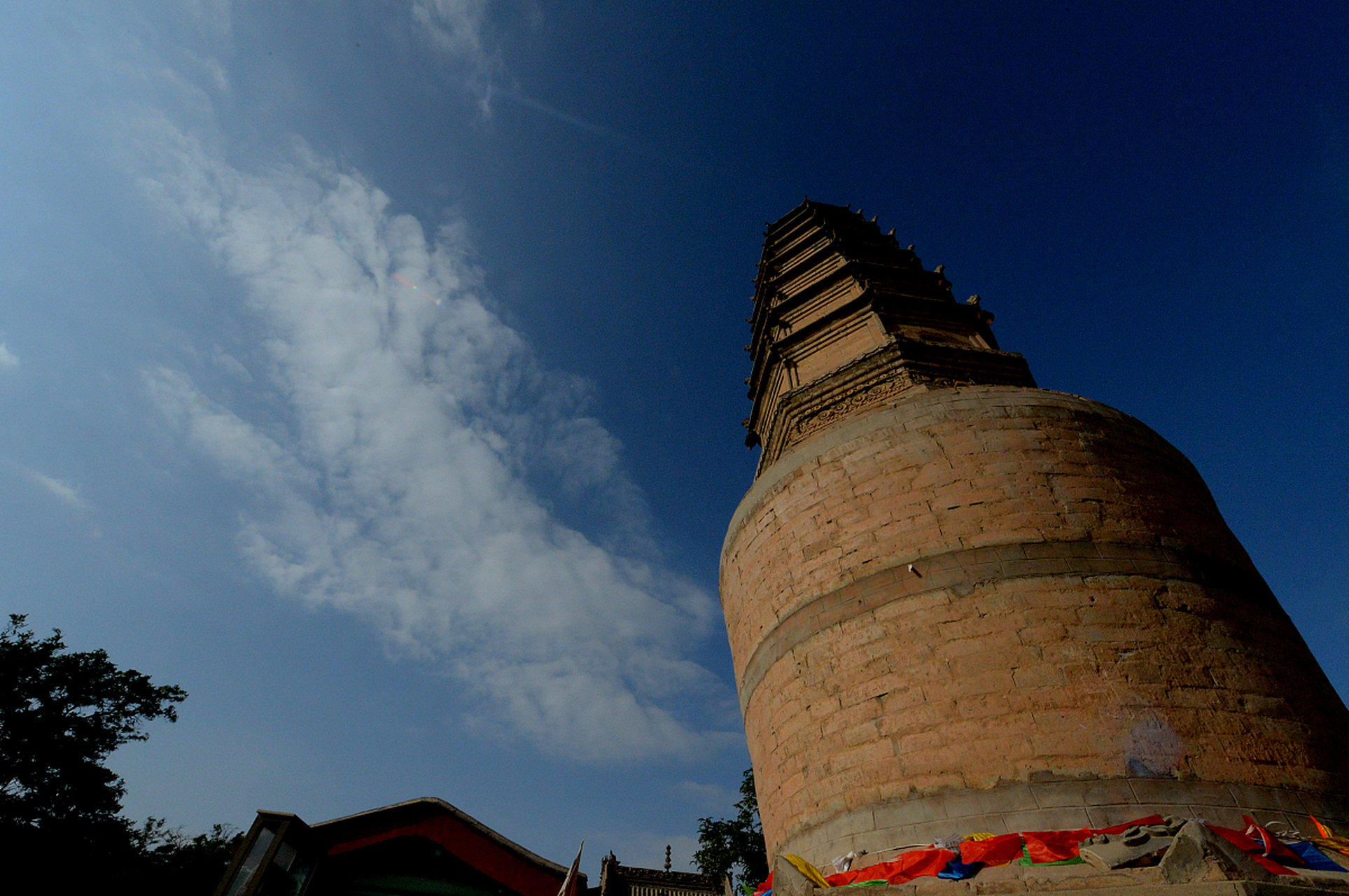 兰州白塔山:白塔之巅的壮丽景色  兰州是一座历史悠久,文化底蕴深厚的