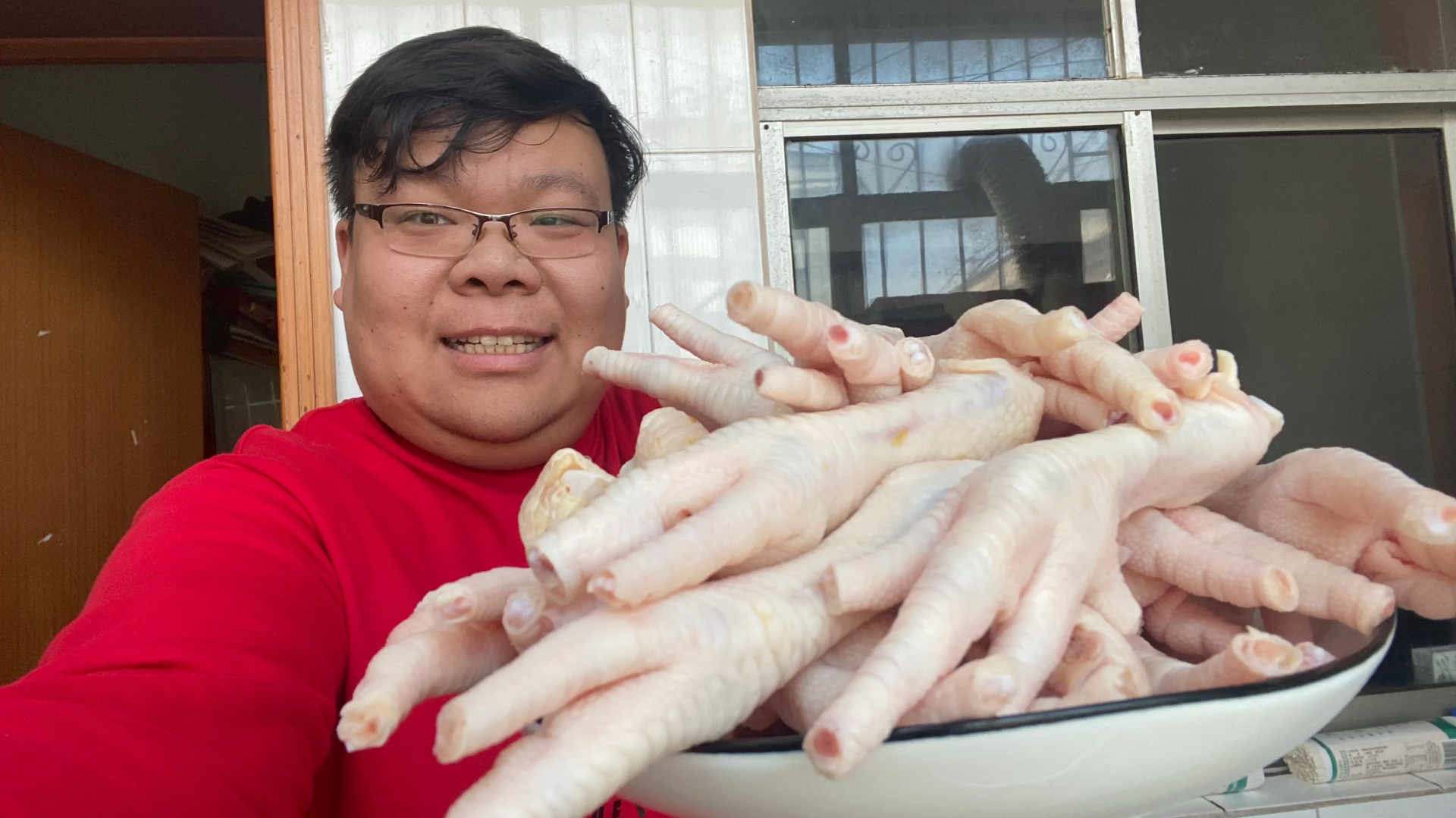 红烧鸡爪 卤鸡爪 昨天炖猪蹄的香料 在炖个鸡脚 麻辣鲜香 真不错