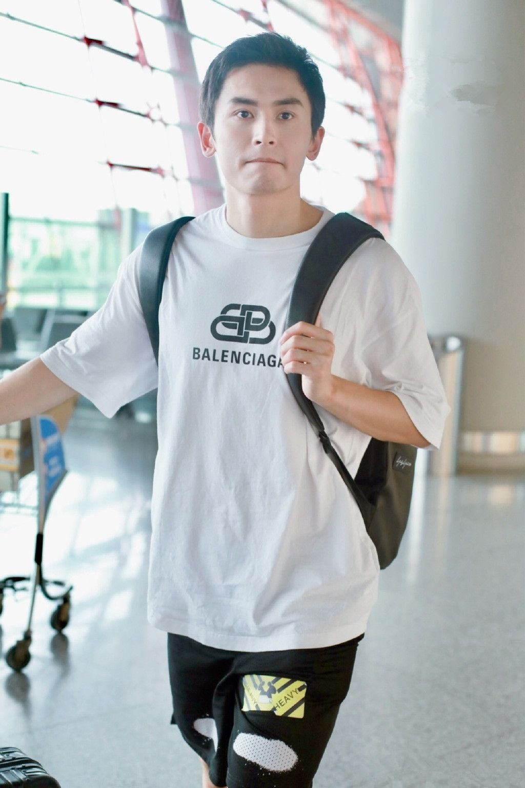 张哲瀚穿白色字母t恤配黑色短裤现身 短发干净利落帅气十足