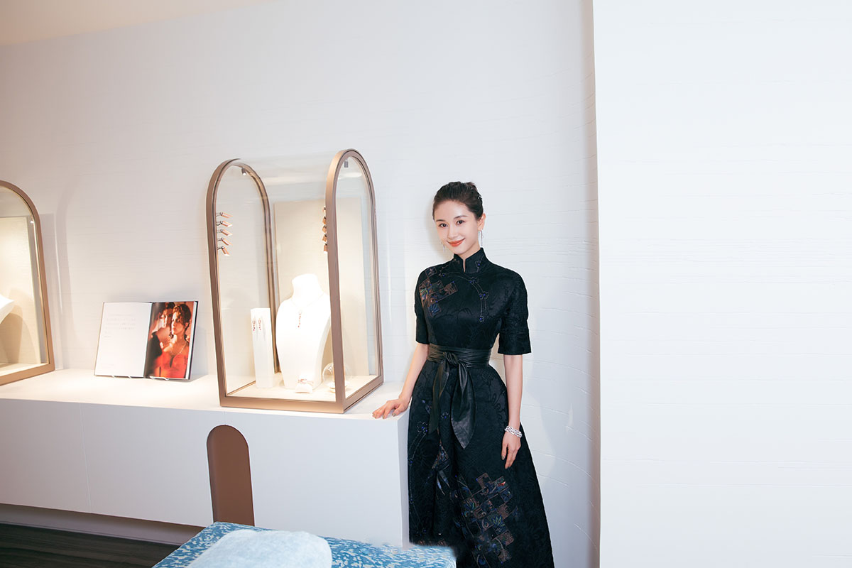 王子文气质开挂,一袭中国风旗袍裙出席活动,气场看起来有两米!