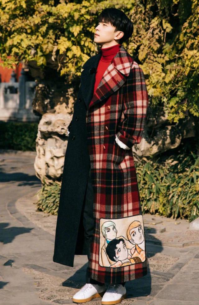 邓伦真是太有才了,小白鞋搭配"漫画衣",说他26岁你信吗?