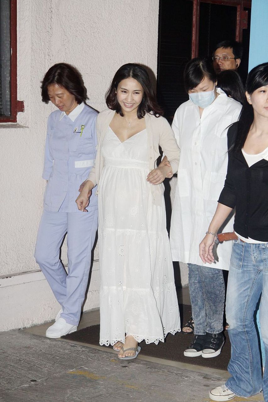 香港美女黎姿肚子像怀孕了吗?