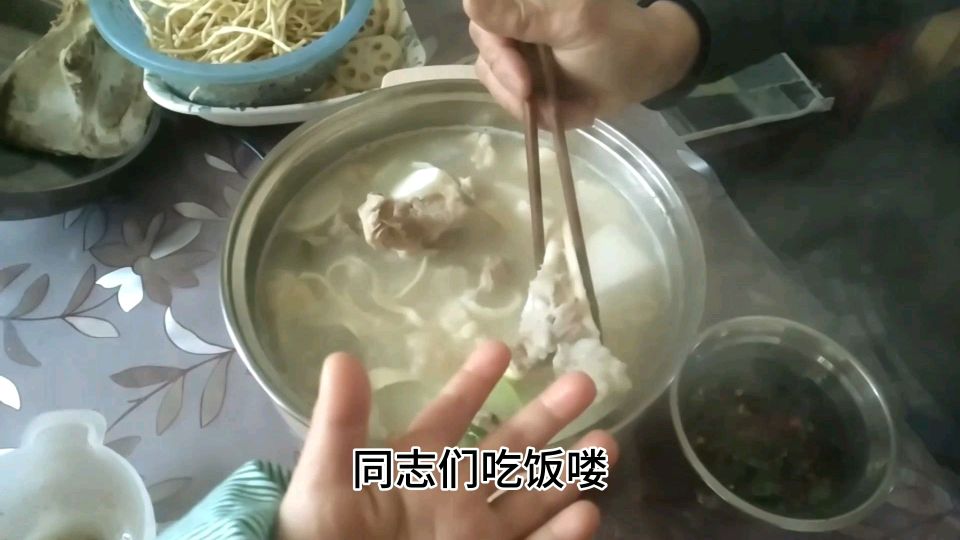 周末煮锅清汤火锅,各种配菜,又是愉快的一天