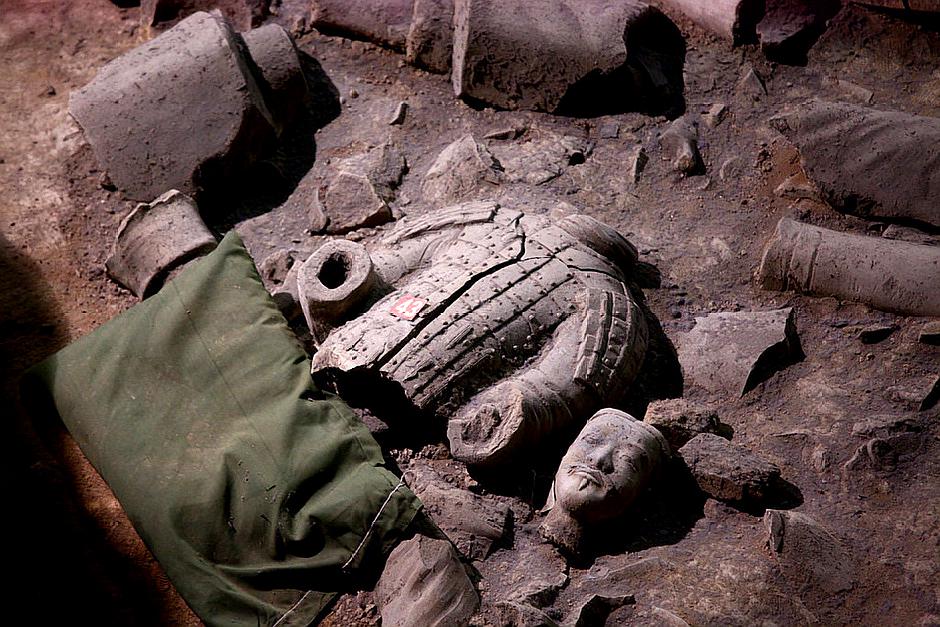 图:考古人员正在拼凑破碎的兵马俑