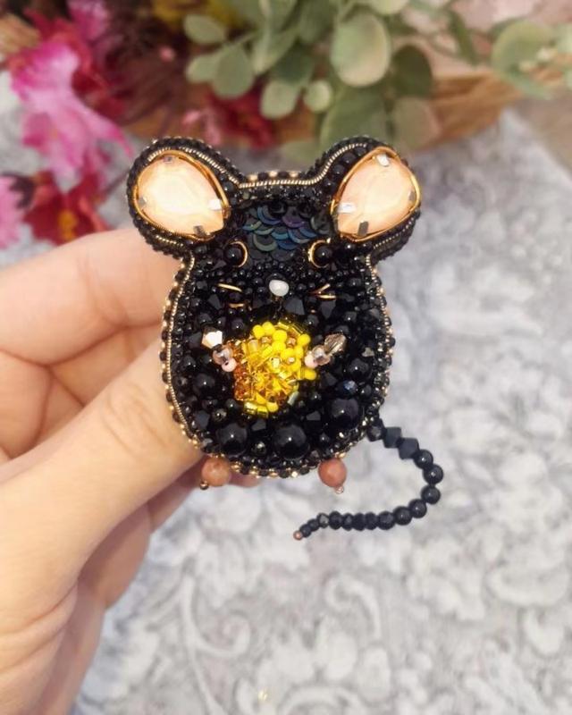 小老鼠很脏讨人厌,今天给大家分享一波珠绣小老鼠,真的很可爱