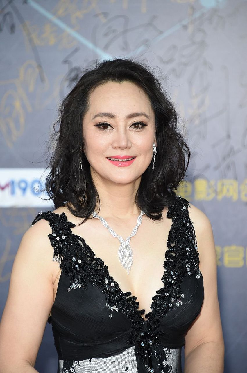 1983年,21岁的宋佳嫁给42岁的张学津,丈夫身患重病选择离婚,面对外界