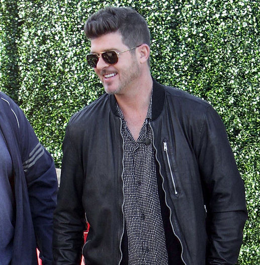 加州,"骚宾"罗宾·西克(robin thicke)参加《extra》节目录制.