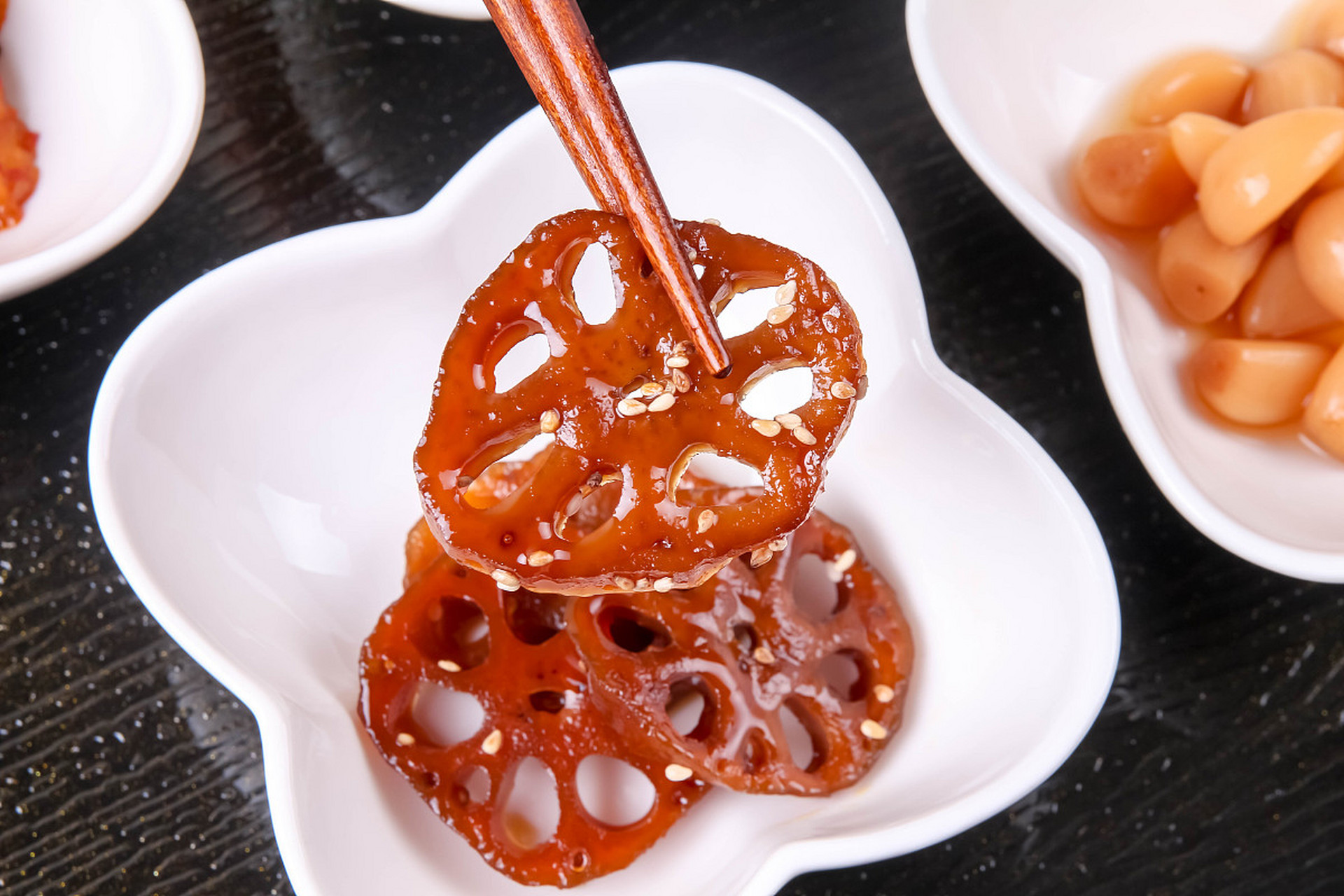 到杭州一定要尝尝桂花糖藕!桂花糖藕是一道以藕为主料,桂花为辅料的美