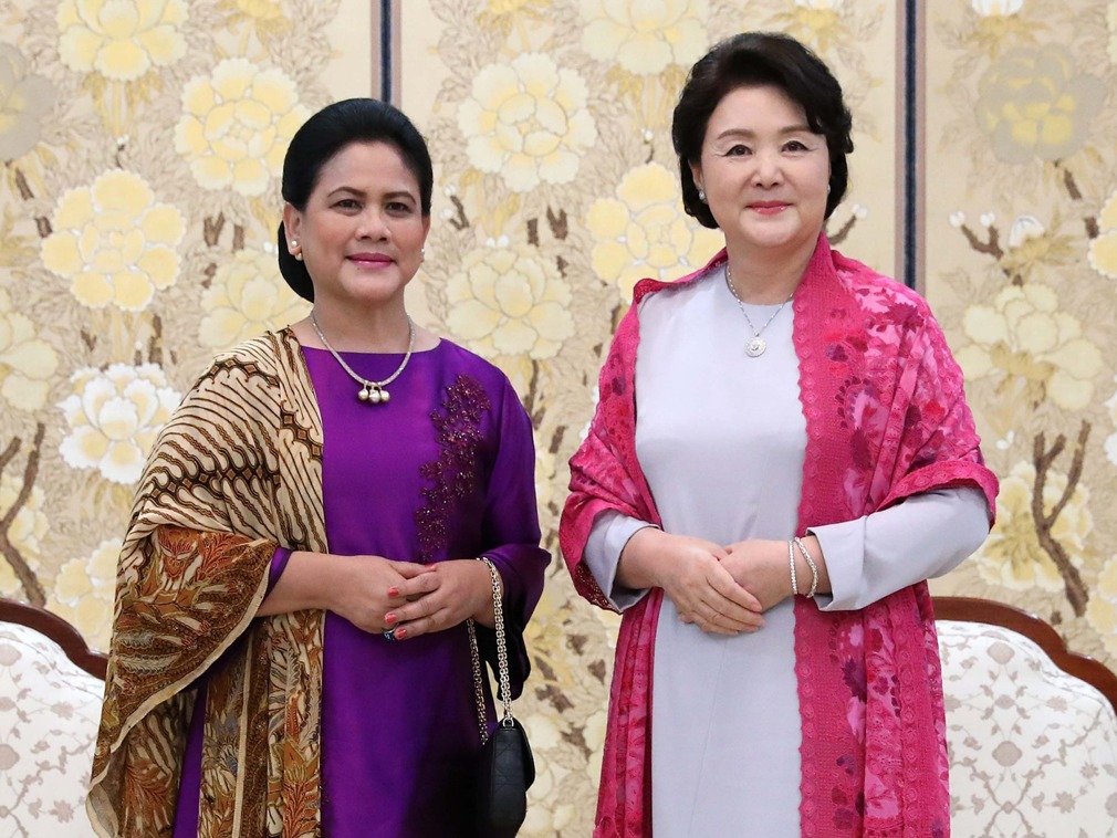 韩国"第一夫人"牵手印尼总统夫人,漫步青瓦台