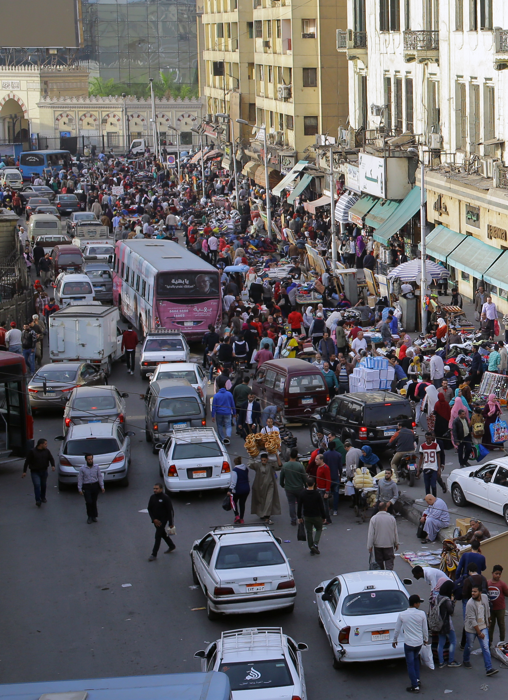 (外代二线)开罗交通    11月28日,汽车拥堵在埃及开罗城区的马路上