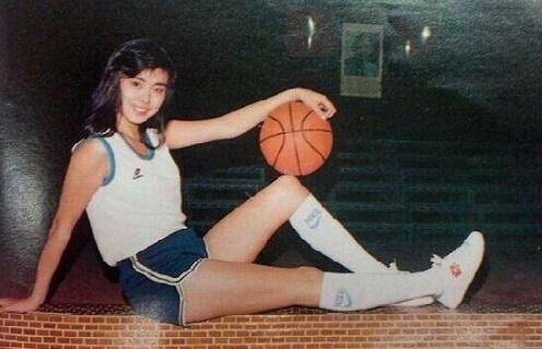 真赤木晴子本人!王祖贤旧照身材高挑,51岁生日晒照似少女