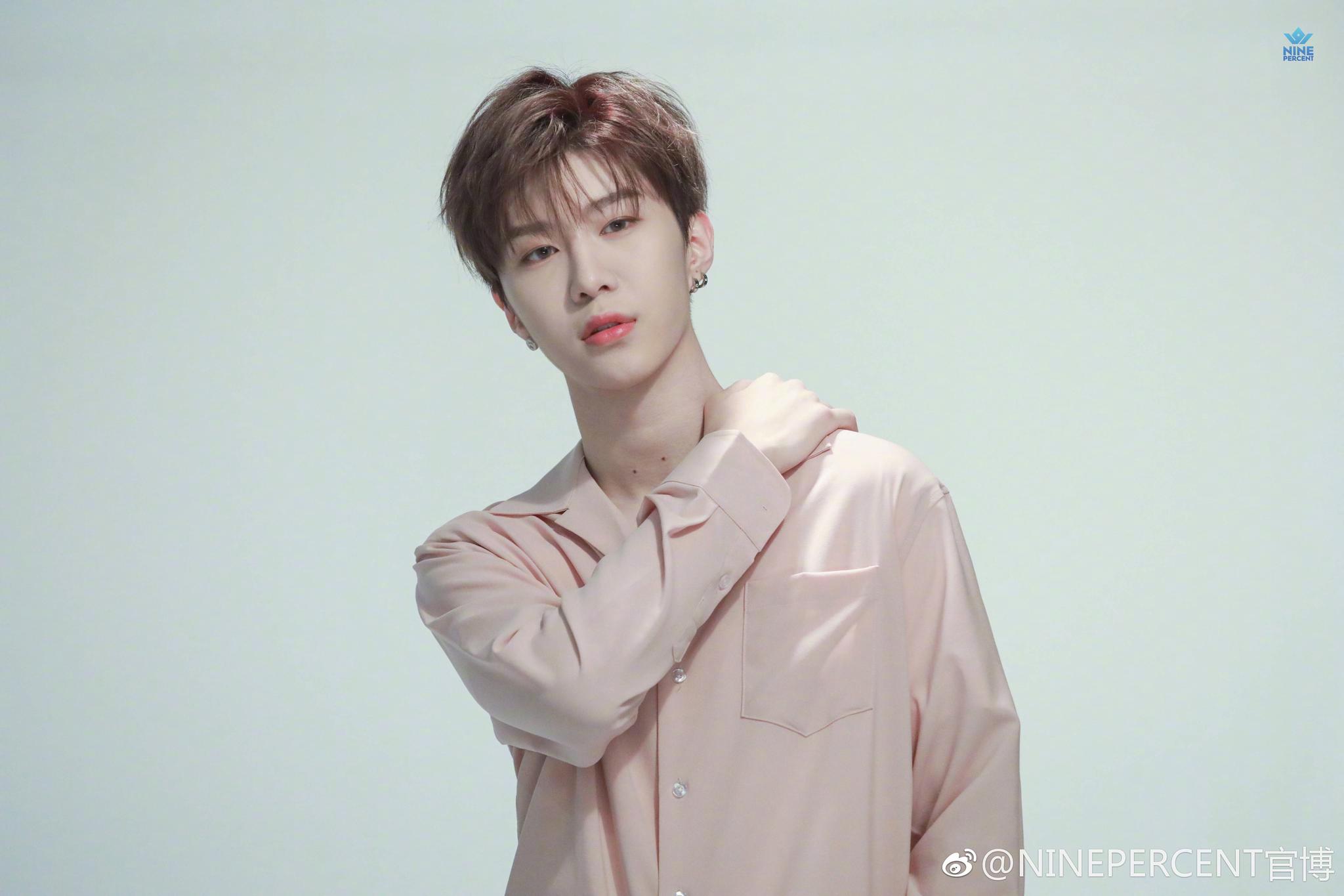 范丞丞用行动证明我是团宠,蔡徐坤这样回答,男团的日常相处模式