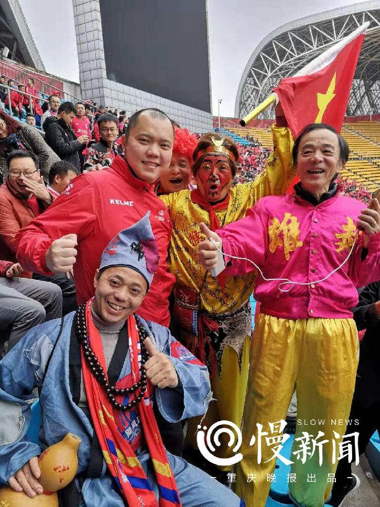 慢新闻·人物 | 重庆球迷"三哥":60年代炭渣操场赤脚踢球 65岁南京领