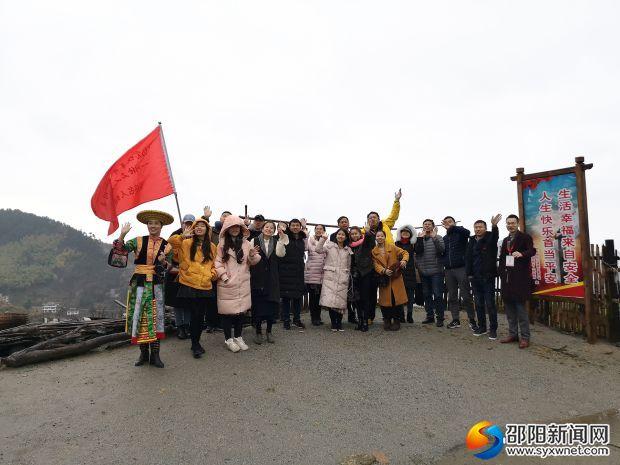 在隆回县虎形山瑶族乡的崇木凼村,体验呜哇山歌,花瑶挑花,了解精准