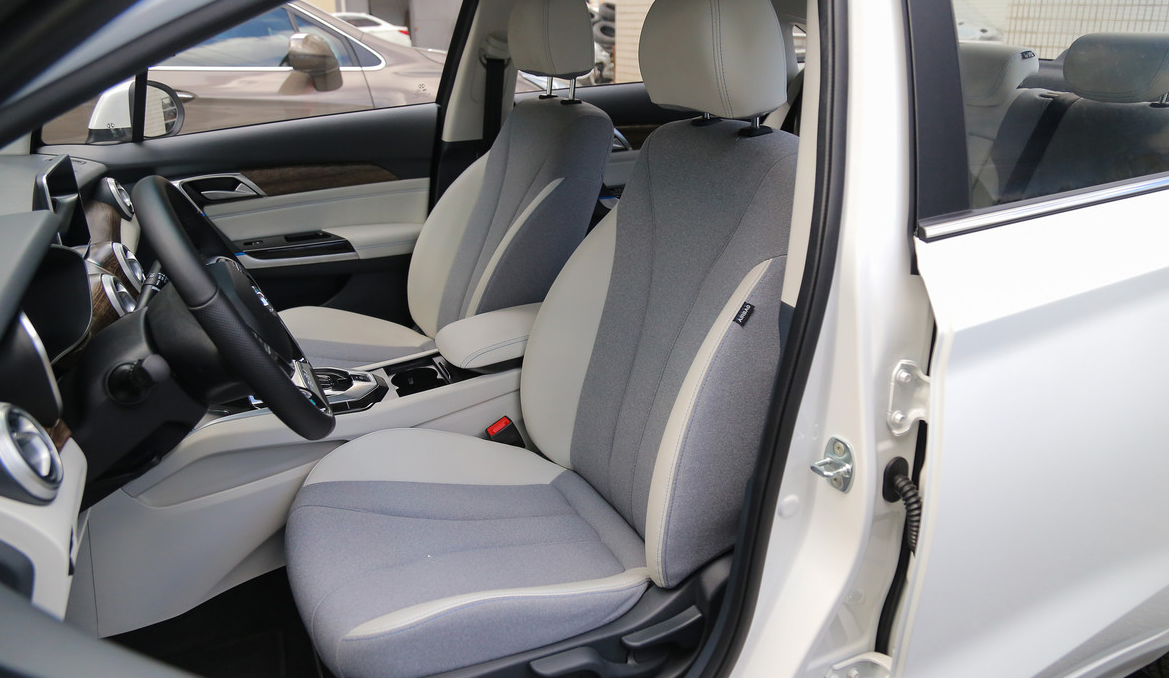 做工精细的北汽新能源eu,虽然看起来简约,但是骨子里显得不简单