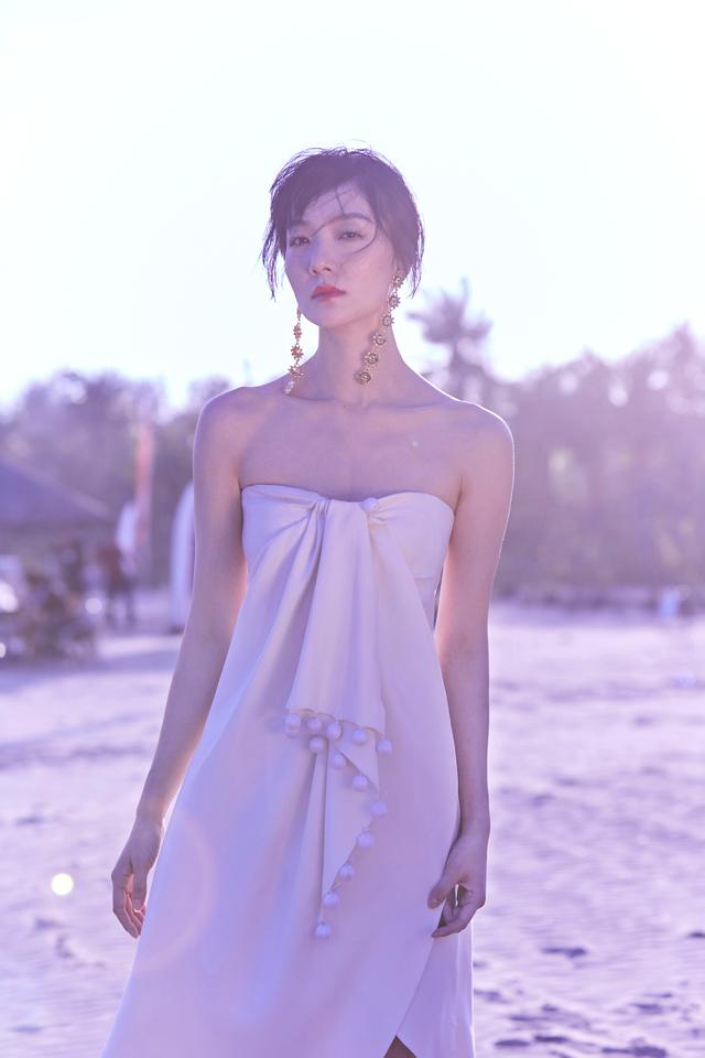 齐溪优雅现身红毯 一席温婉长裙点亮海南岛国际电影节