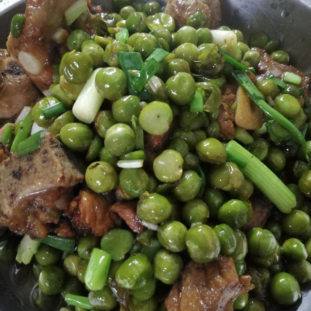 排骨炒豌豆,在外边吃了一次就爱上了,现在自己做,味道也还是不错的