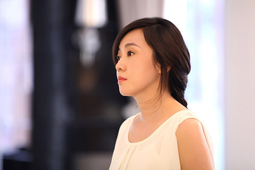 闫妮《一仆二主》的剧照,饰演高贵冷艳,成熟优雅的女老板唐红