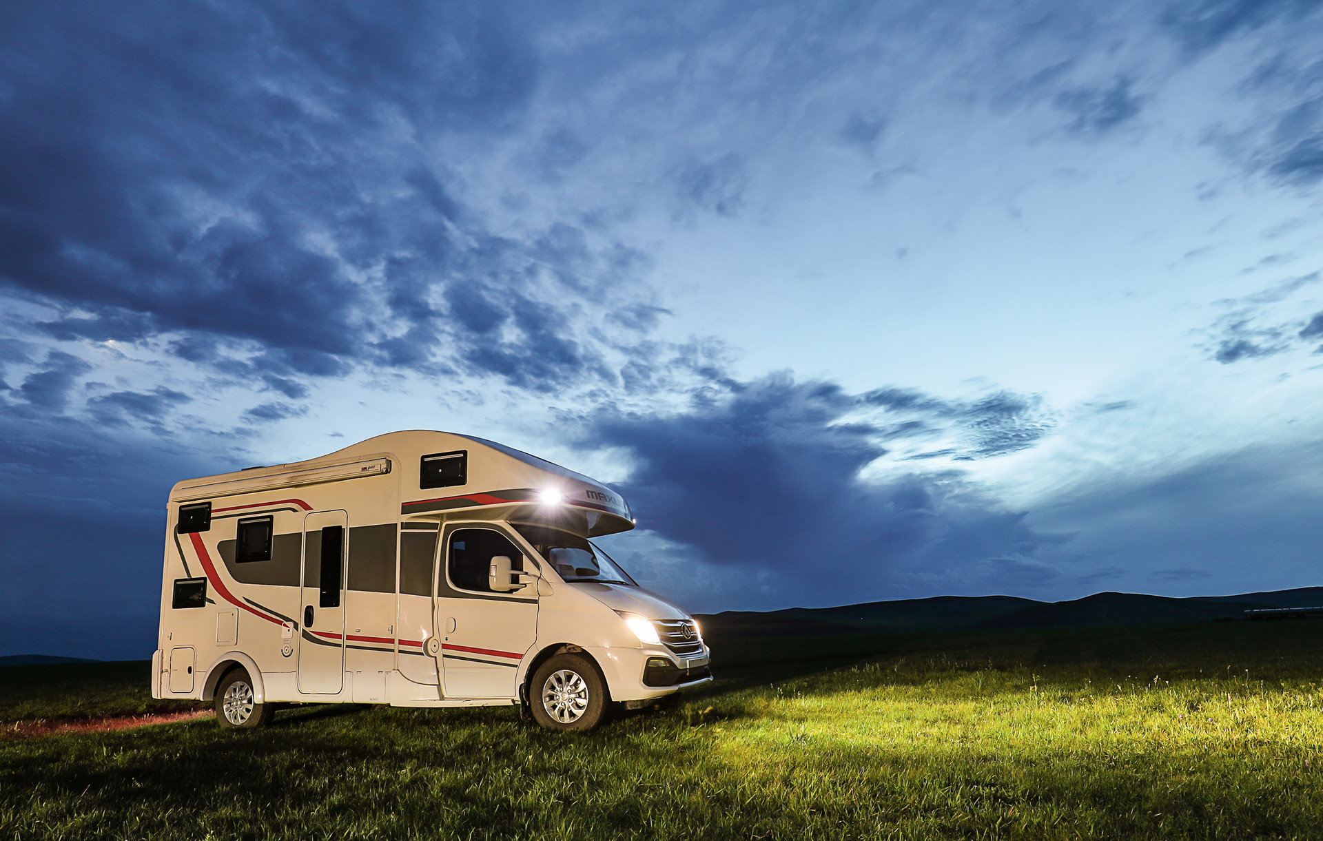 吃住在车上的自驾游,选房车还是床车?看完这些对比,你就清楚了