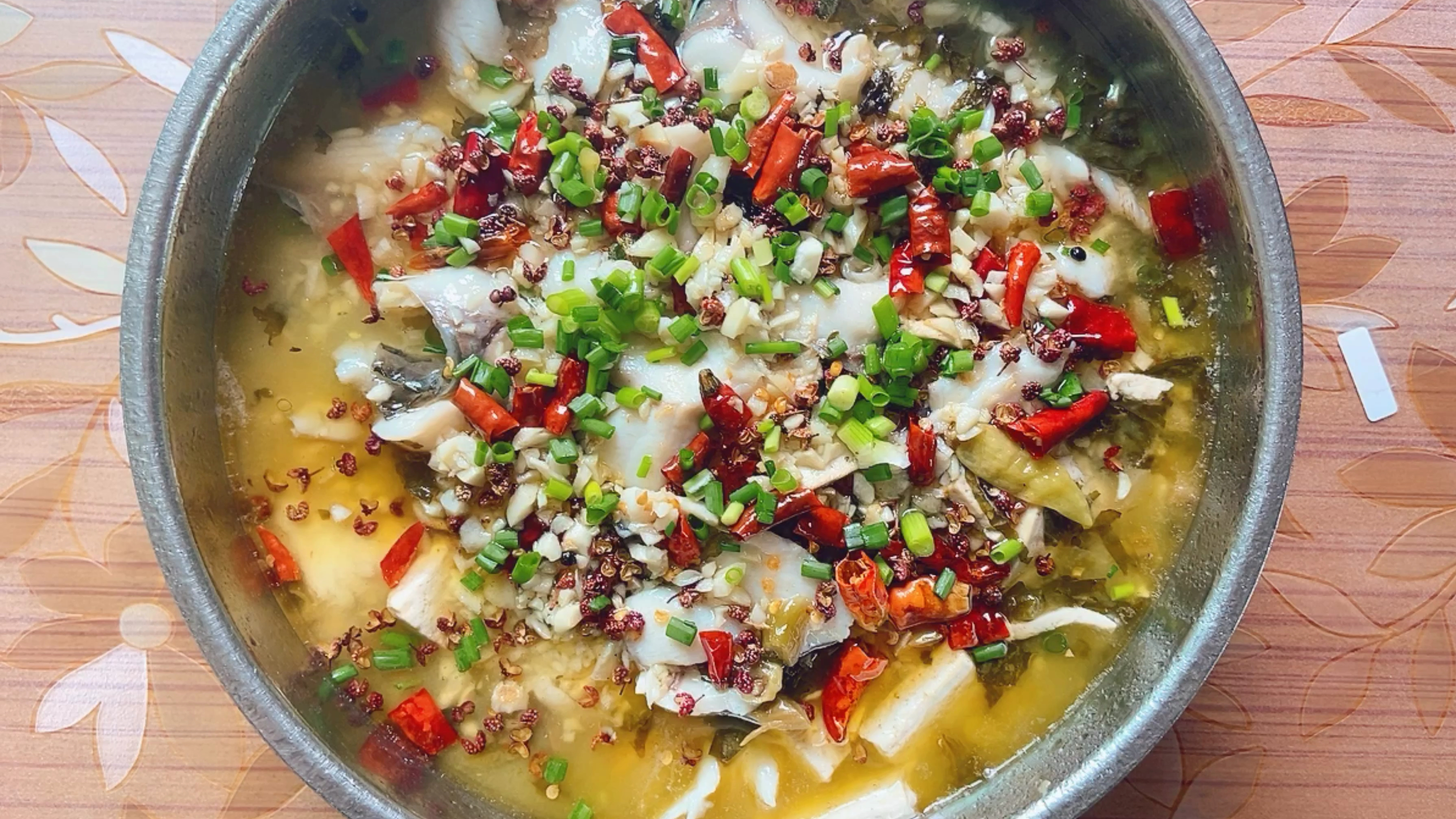 这才是家庭版做法的“酸菜鱼”,简单易学,鱼肉滑嫩,酸辣爽口