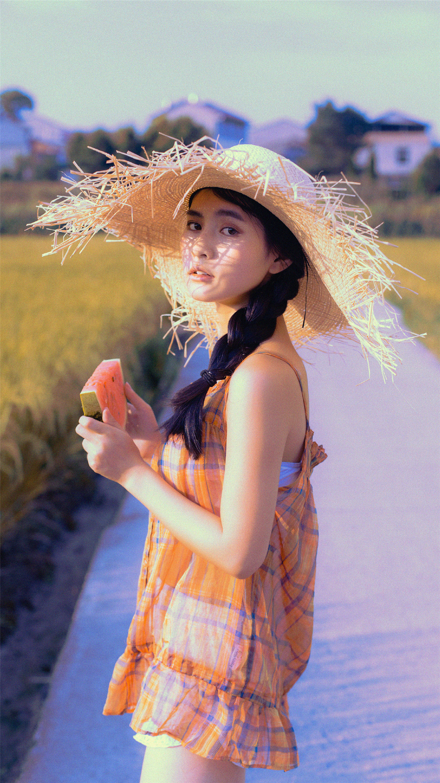 人像摄影:在金灿灿的稻田旁,戴着草帽的女孩笑容满面