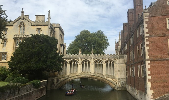 叹息桥是英格兰剑桥的一座廊桥,属于剑桥大学圣约翰学院