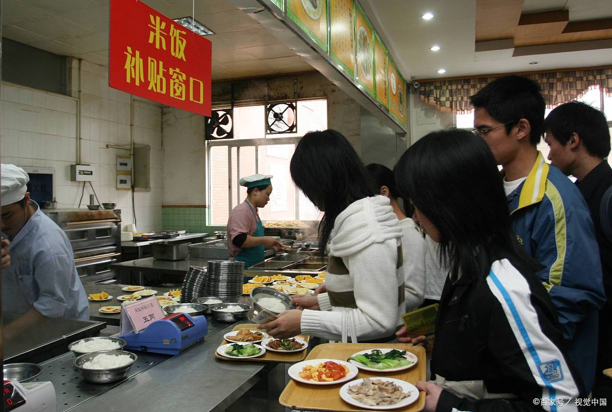 高校食堂因饭菜不涨价被罚 校方回应  最近,一则高校食堂因不提高饭菜