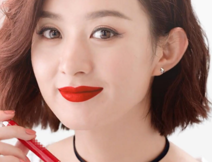 赵丽颖化浓妆对镜头索吻,网友:这大红唇我们hold不住!