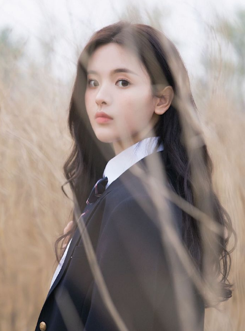 杨超越大秀"初恋脸","校服系"穿搭变身气质学姐,高冷又迷人