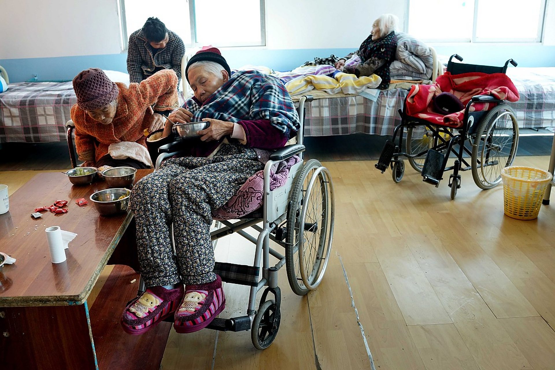 在养老院任人殴打,叫天天不应,叫地地不灵.