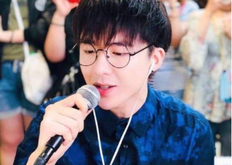 刘宇宁自曝剧照,侧颜帅气高冷范十足,网友:期待摩登新
