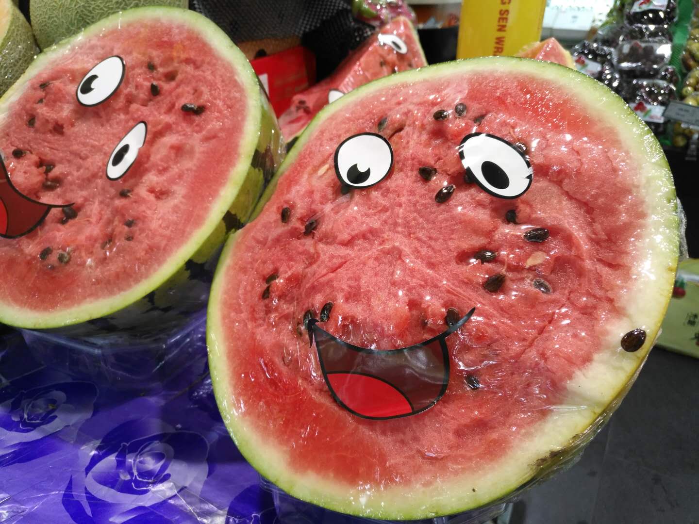 上海超市现"笑脸西瓜",大红笑脸还长"麻子"惹人乐