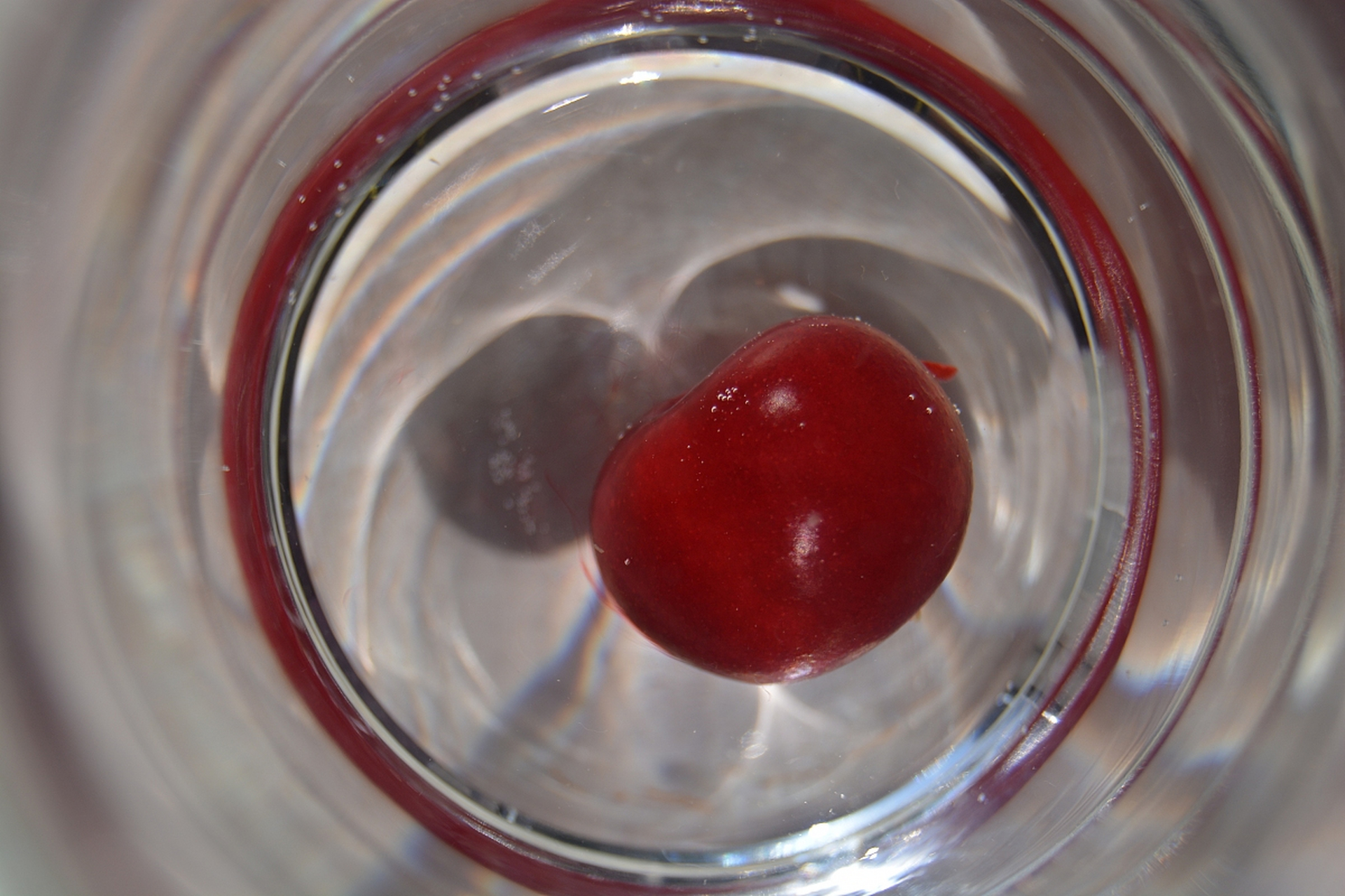 我儿子6岁,刚刚我上厕所时,发现马桶里的尿液是红色的,还有血丝!