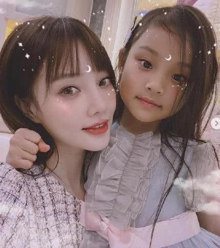 李小璐豪宅曝光!墙上"镶钻",母女同框时却给甜馨身上套塑料袋