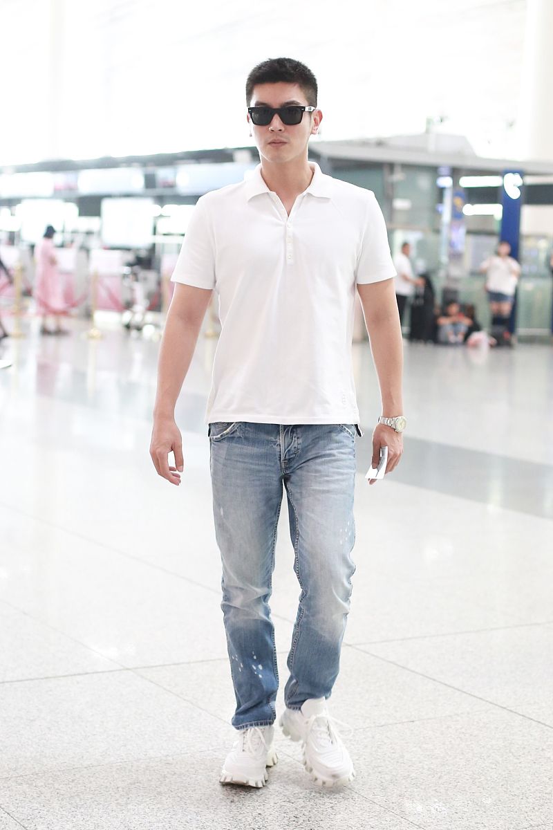 杜江街拍:白色polo衫搭配牛仔裤清爽沉稳