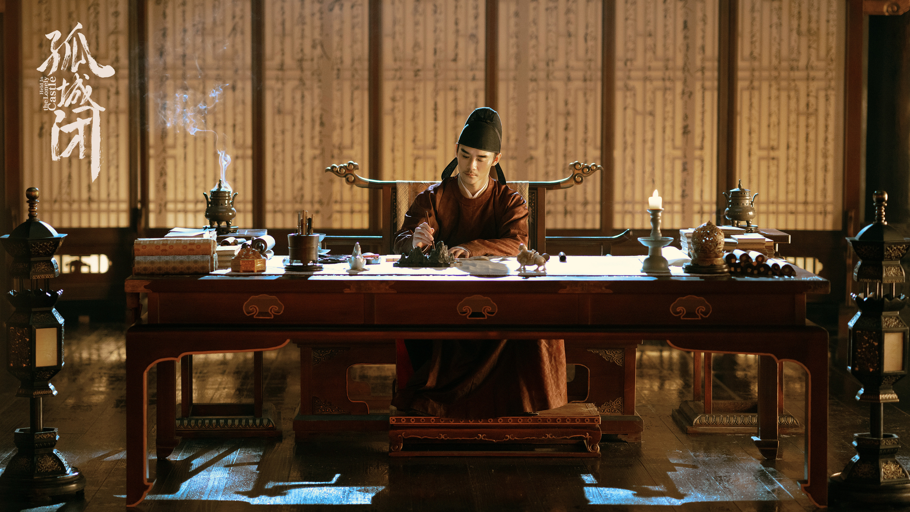 《孤城闭》新剧照来袭,王凯新装扮气质非凡,女主美艳妆容大气