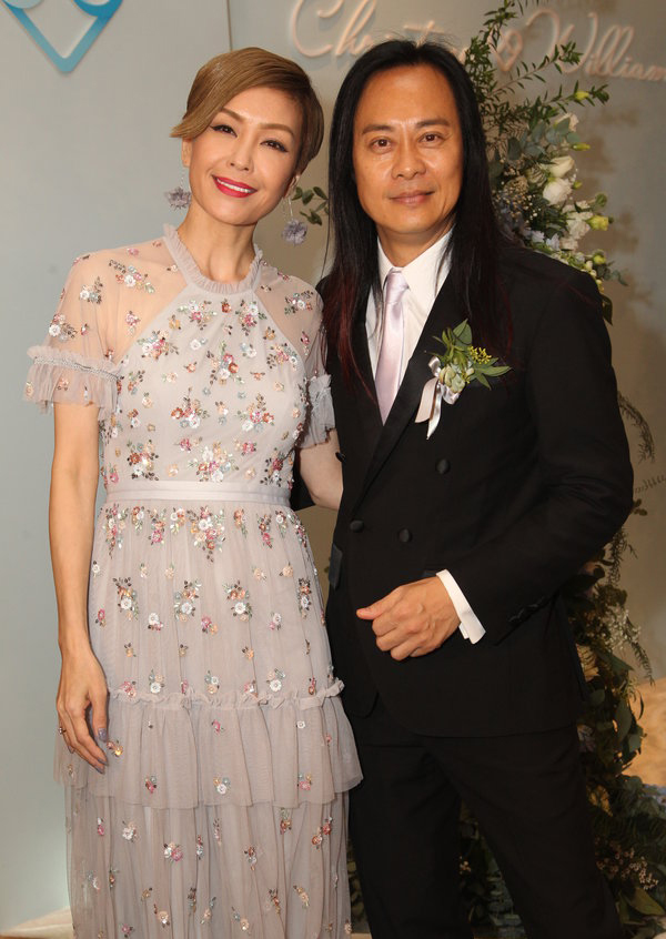 蔡一智和伍咏薇同框为新人送祝福.