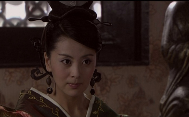 此人本是上官皇后的婢女,后成为汉元帝的宠妃,死后被王莽掘坟