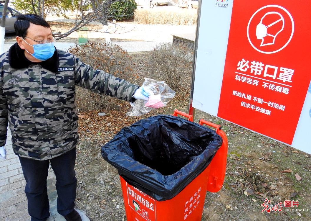 江苏连云港:废弃口罩专用垃圾桶火速上岗