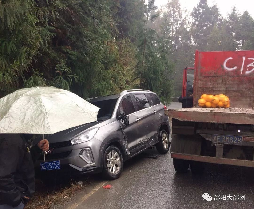 又是大货车!邵阳这里发生惨烈车祸,车上巨石滑落砸倒两人