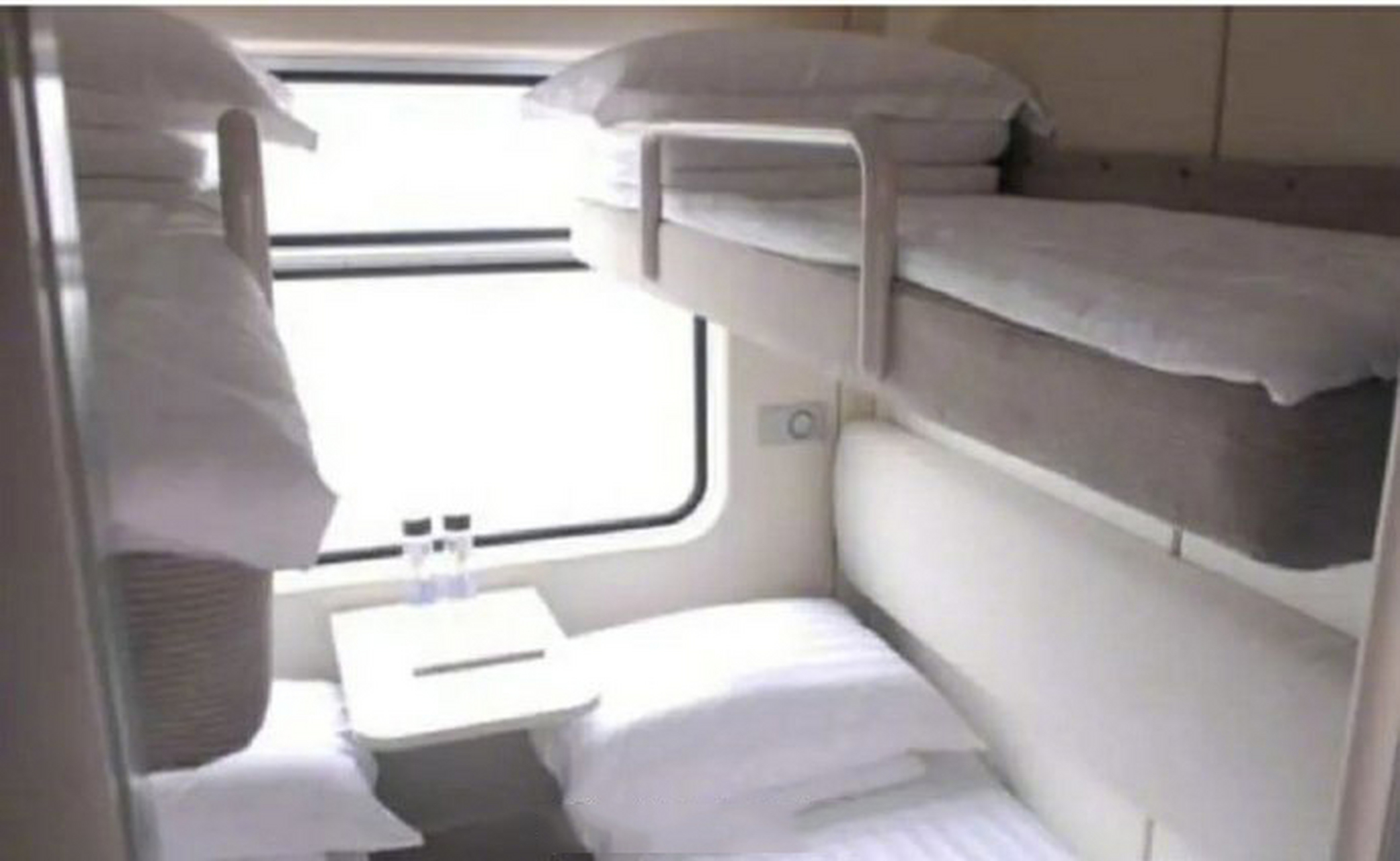 近日,海拉尔到北京列车上某软卧车厢的一位女士遇到了一个尴尬的事情.