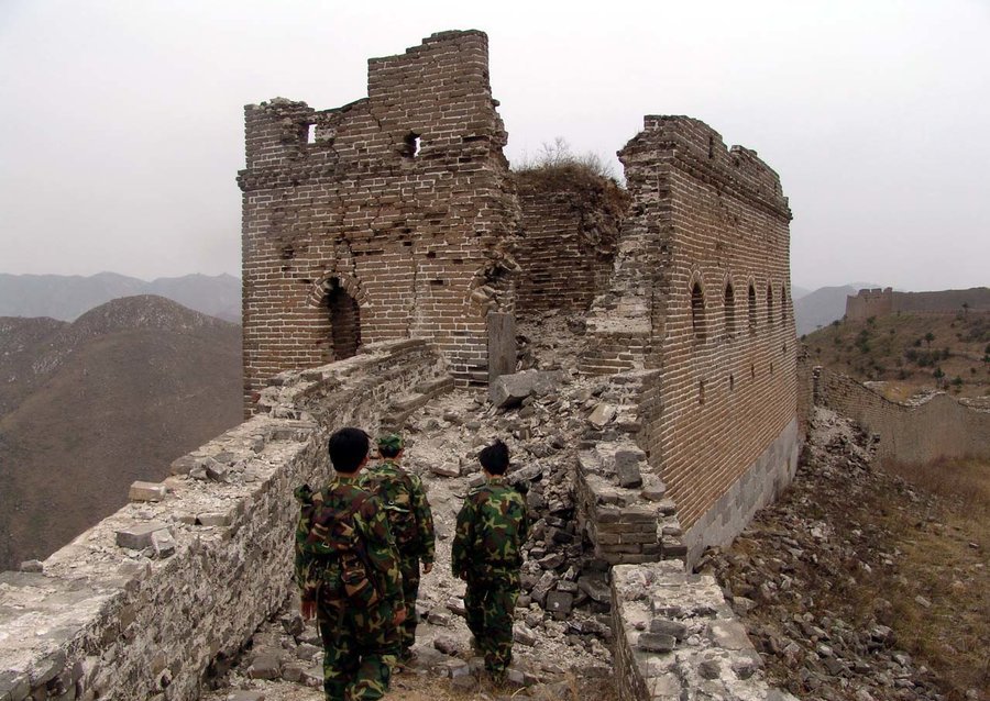 在一些地方,长城被严重的消耗破坏,被风沙掩埋掉,已经消失殆尽了.