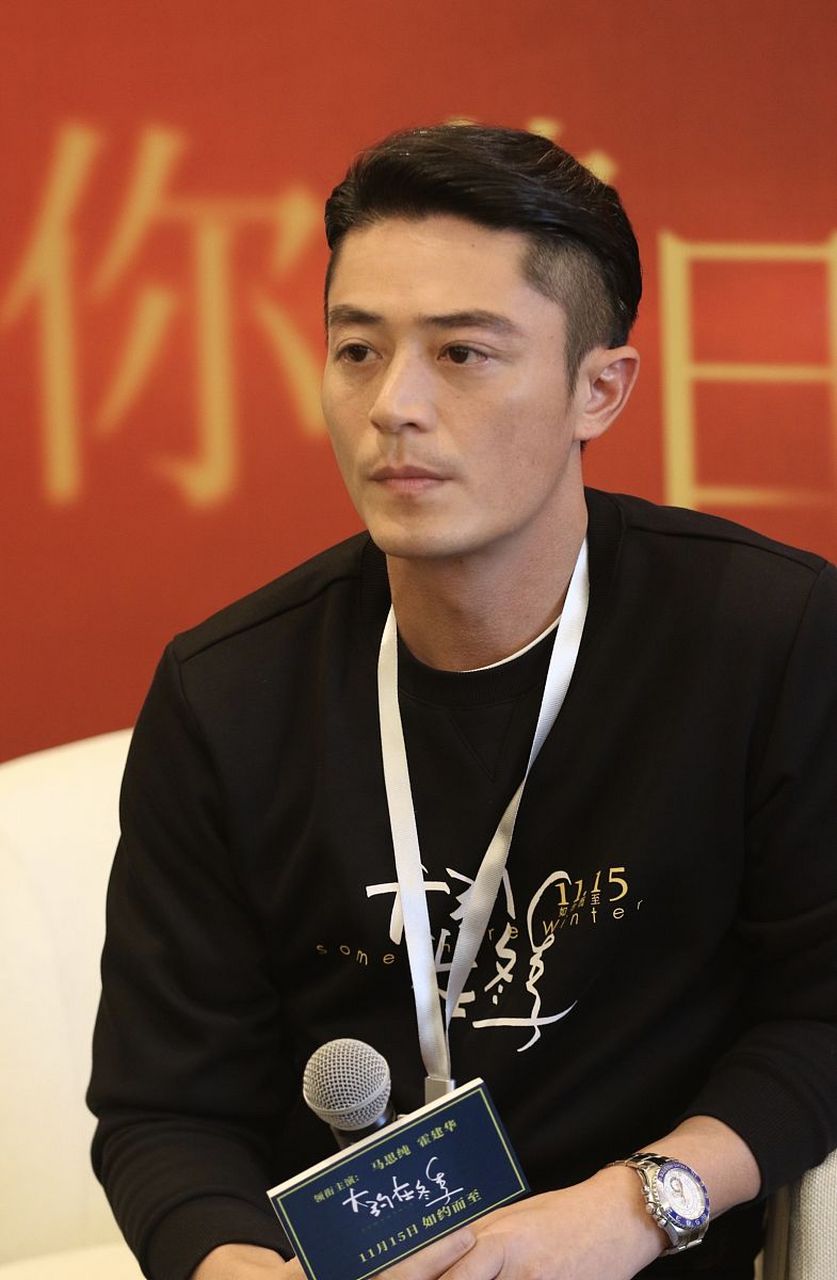 不是因为跟老婆林心如晒恩爱,而是有网友爆料,在北京胡同偶遇霍建华