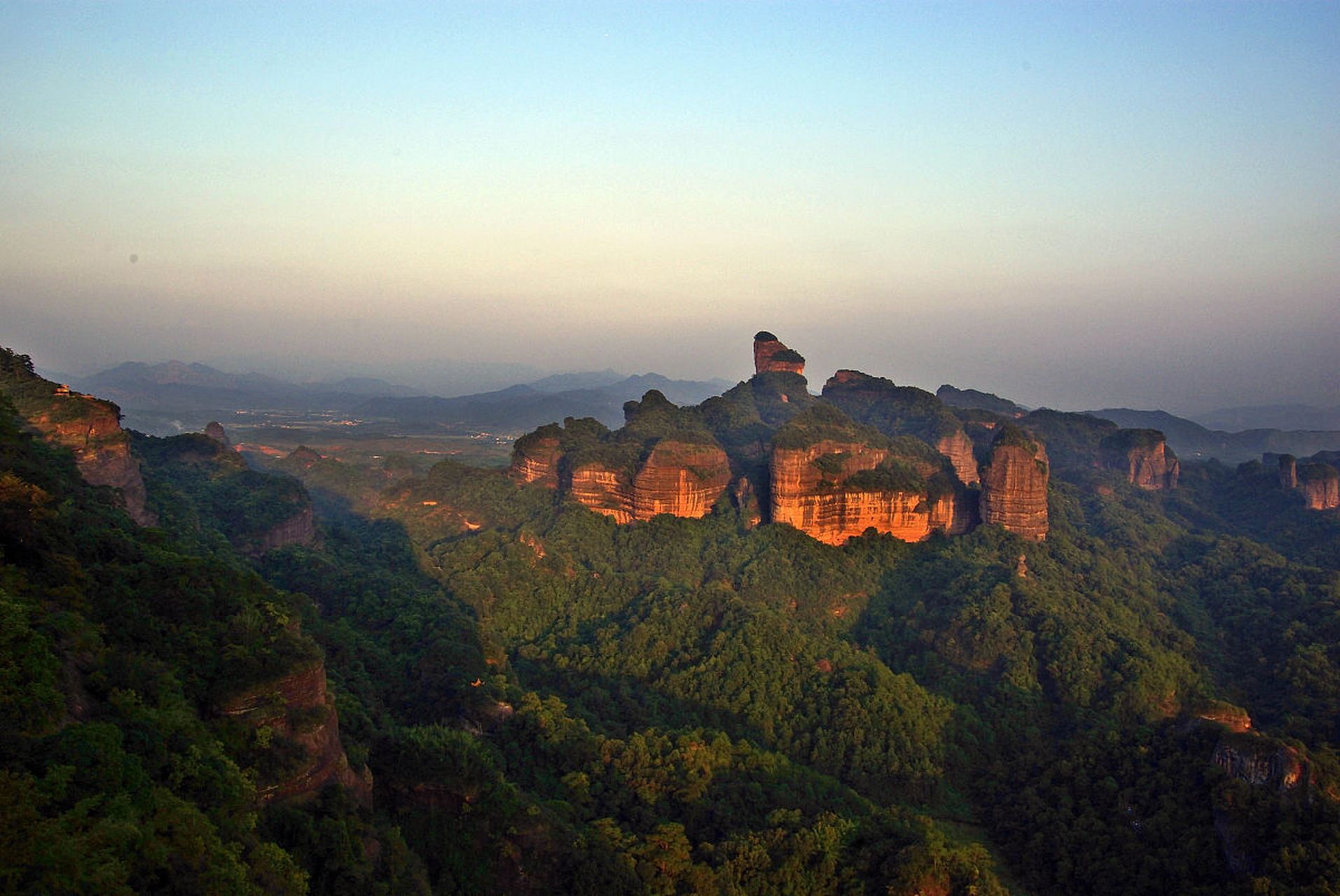 广东丹霞山,被誉为"天下第一奇石",是广东省的一颗璀璨明珠.