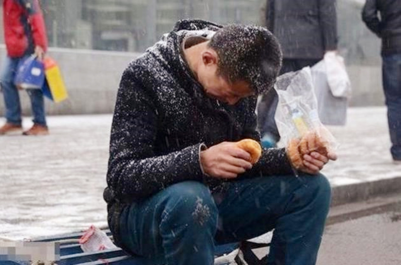 "是辛苦,可我得撑起这个家",父亲柔情的一面,是刚毅下的责任