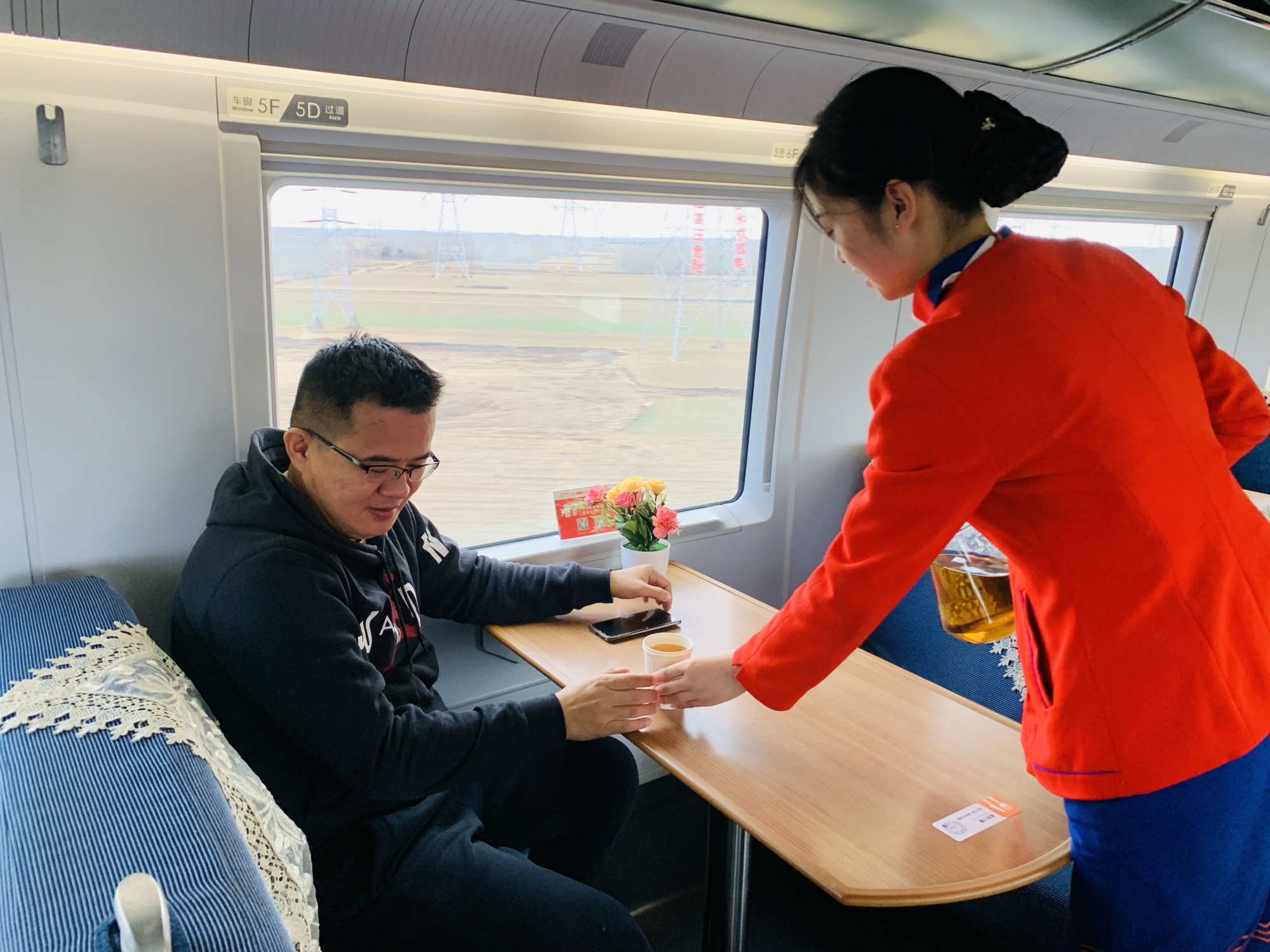 寒冬将至,高铁餐车服务温暖您!