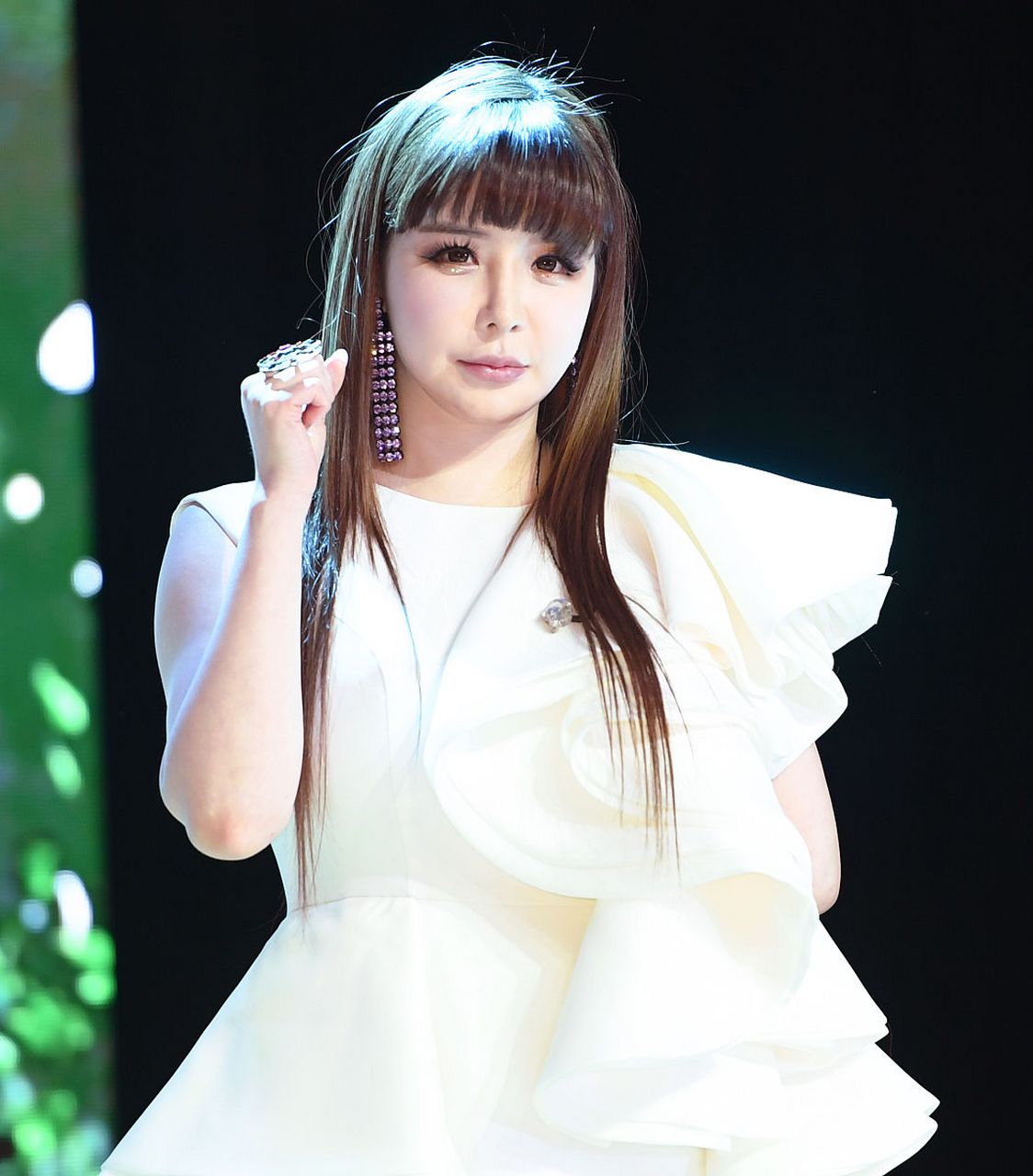 韩国流行歌手朴春以其独特的音色和深情的演唱风格在韩国乐坛崭露头角