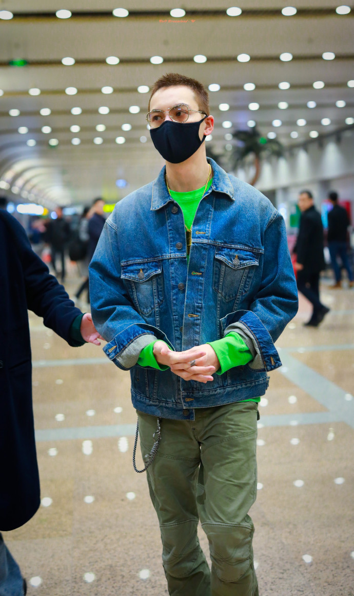 陈伟霆北京机场到达再出发 身穿牛仔外套 绿色卫衣 绿色工装裤,帅气有