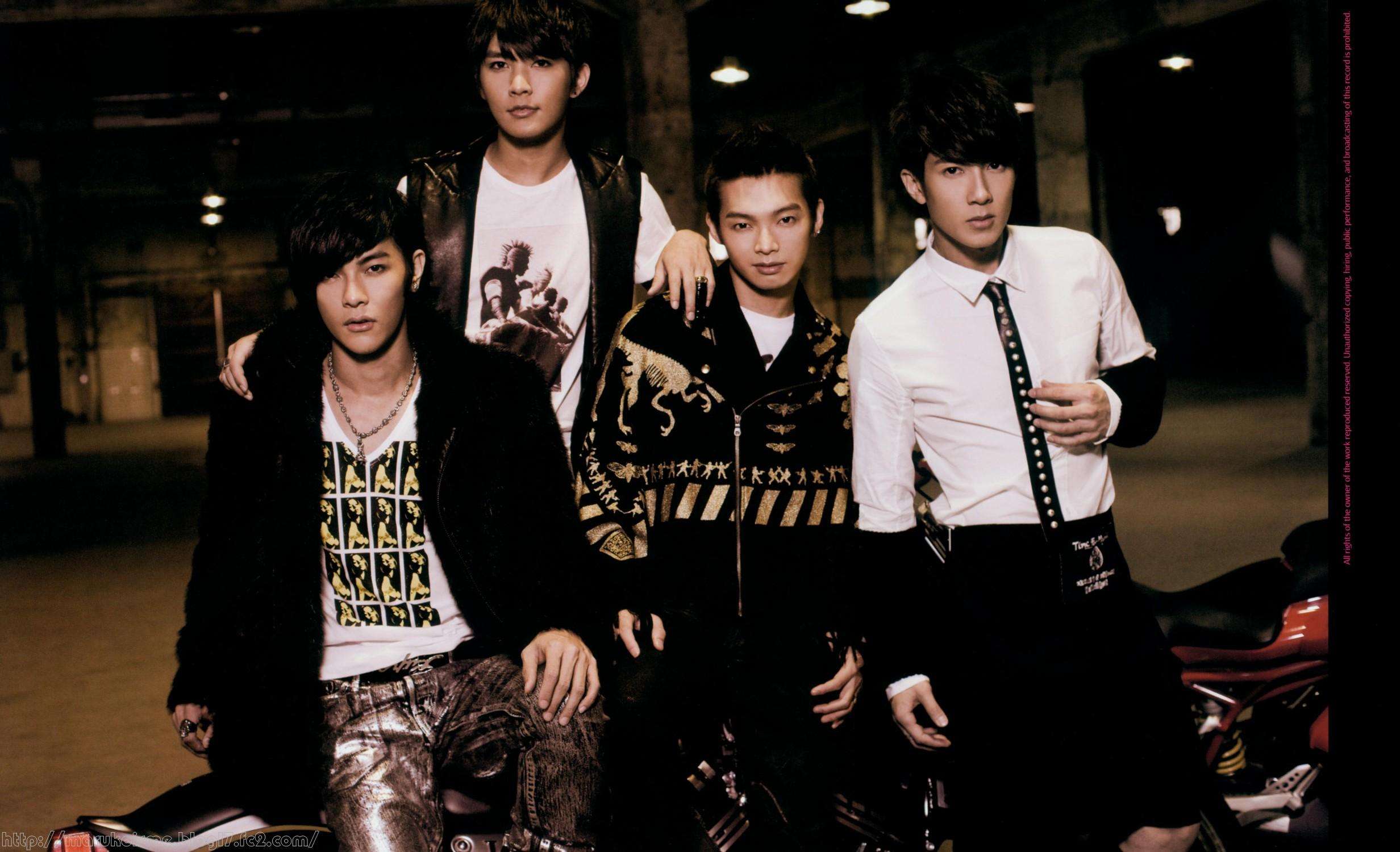 炎亚纶现身某活动遭粉丝包围,现场保安帮其前行,操作却秀出天际