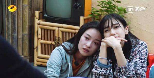 《向往的生活2》baby倪妮闺蜜同框,喂羊劈柴,尽显贤惠人妻形象